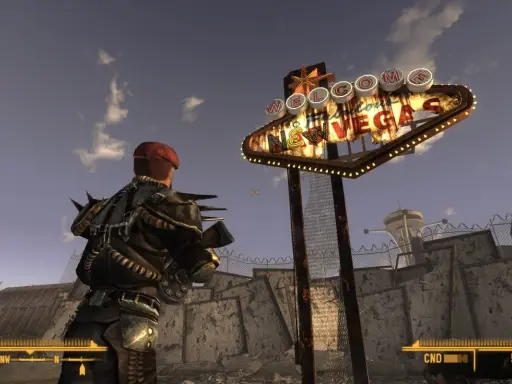 Un personaje con armadura improvisada mira el icónico letrero "Welcome to Fabulous Las Vegas" en un páramo desolado, típico de Fallout New Vegas.