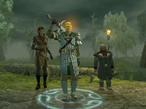 Tres aventureros en un pantano brumoso, listos para la acción en Neverwinter Nights 2.