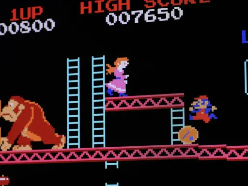 Donkey Kong, Mario y Pauline en una escena clásica de los mejores juegos arcade. ¡El puntaje es 800!