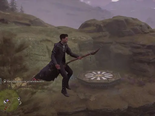 Un personaje vuela en escoba hacia una de las plataformas de aterrizaje de Hogwarts Legacy, en un paisaje montañoso.