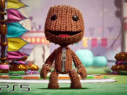 Sackboy, personaje de juegos plataformas PS5, posa con banderas coloridas de fondo.