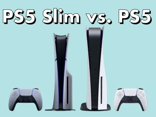 Comparativa: PS5 Slim vs. PS5. Dos consolas PlayStation 5, una más delgada, junto a sus mandos DualSense, sobre fondo azul claro.