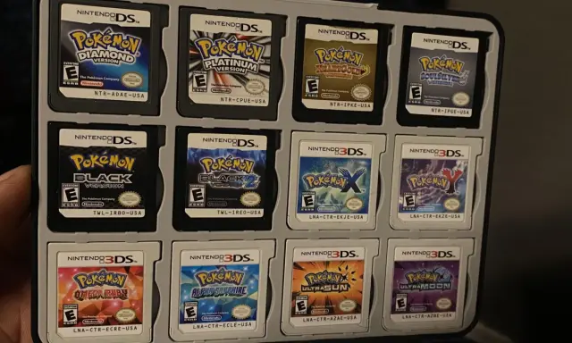 Colección de juegos de Pokémon para Nintendo DS y 3DS: Diamond, Platinum, HeartGold, SoulSilver, Black, Black 2, X, Y, Omega Ruby, Alpha Sapphire, Ultra Sun y Ultra Moon.