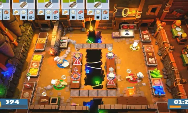 Escena de un juego de cocina para Nintendo Switch. Chefs preparan comida en una cocina caótica con cintas transportadoras y un agujero en el centro.
