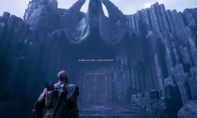Kratos se enfrenta a una imponente estatua en la entrada de Valhalla, un lugar de gloria en God of War.