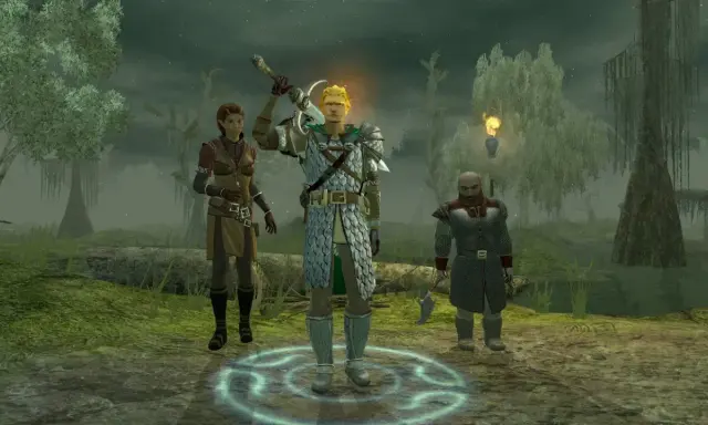 Tres aventureros en un pantano brumoso, listos para la acción en Neverwinter Nights 2.