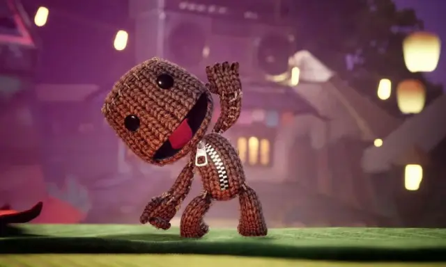 Sackboy saluda en un mundo de fantasía, perfecto para juegos multijugador PS5. ¡Aventuras creativas te esperan!