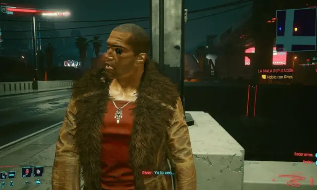 Un hombre con un abrigo de piel y un collar con plumas mira a un lado. En el fondo, luces de neón y la indicación "LA MALA REPUTACIÓN" sugieren un ambiente cyberpunk.