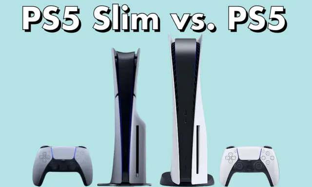 Comparativa: PS5 Slim vs. PS5. Dos consolas PlayStation 5, una más delgada, junto a sus mandos DualSense, sobre fondo azul claro.