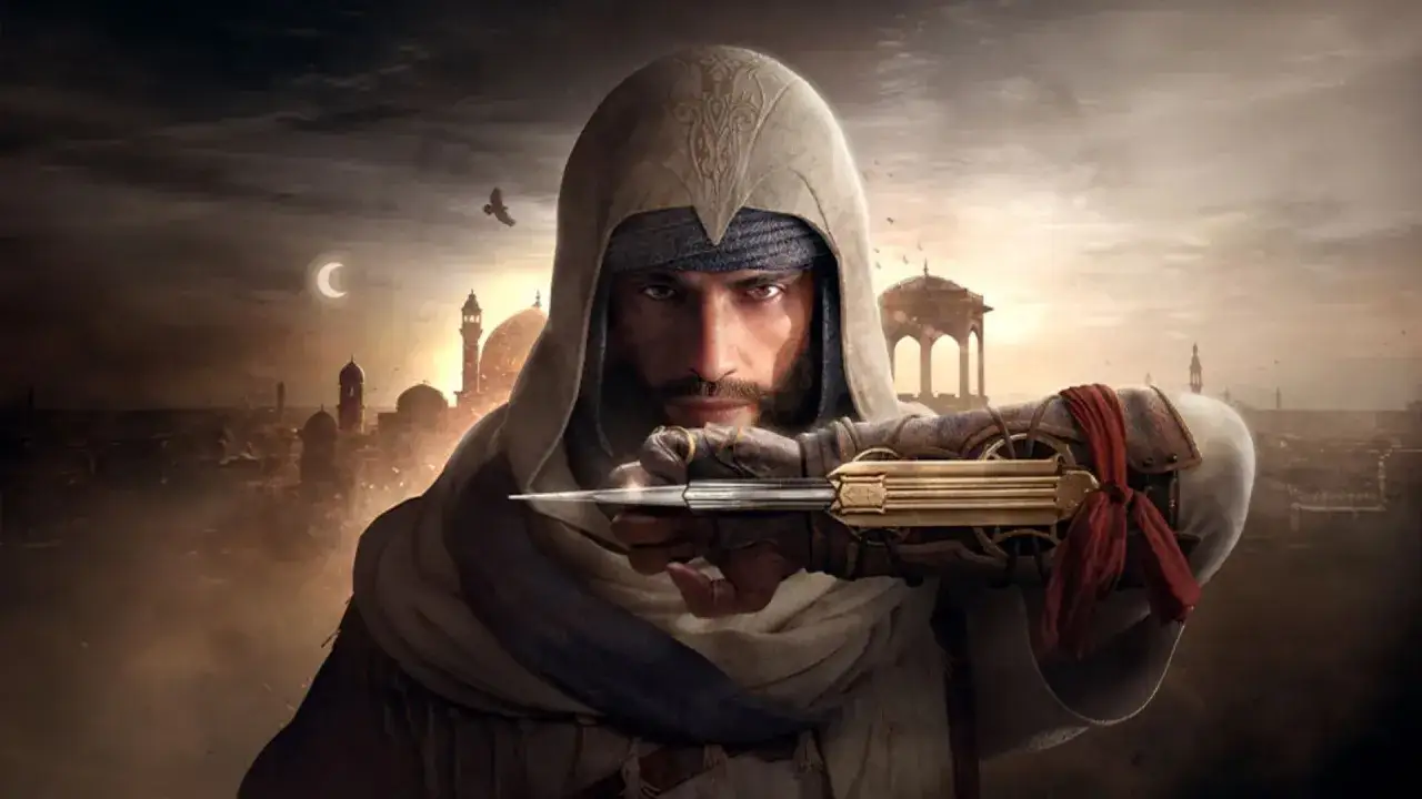 Basim, el protagonista de Assassin's Creed Mirage, empu&ntilde;a su hoja oculta contra un fondo de Bagdad al atardecer.