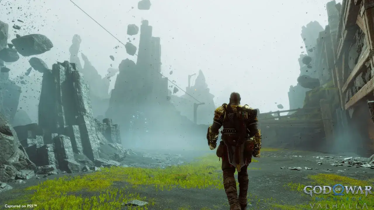 Kratos camina hacia ruinas flotantes en un paisaje brumoso, listo para la aventura en God of War Valhalla.