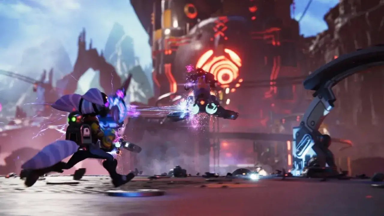 Ratchet y Clank en Ratchet & Clank: Una Dimensi&oacute;n Aparte, disparando rayos de energ&iacute;a en un mundo futurista.