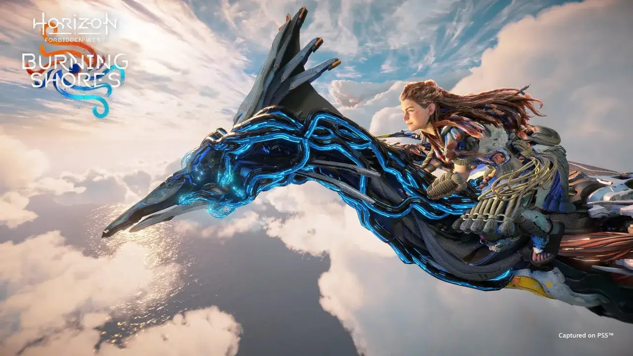Aloy vuela sobre una máquina alada con detalles azules brillantes, surcando el cielo nublado. Horizon Zero Dawn 2: Burning Shores.