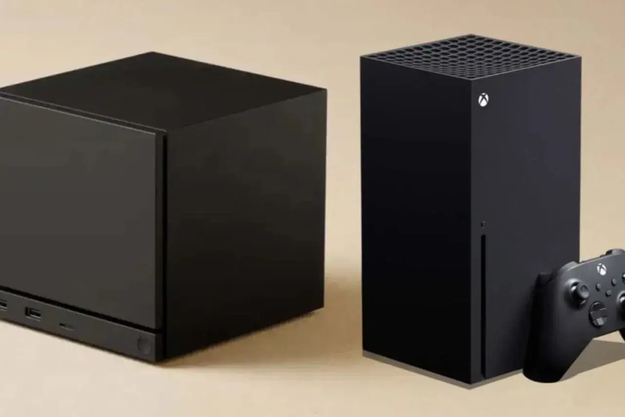 Dos consolas Xbox negras, una c&uacute;bica y otra vertical, junto a un mando. &iquest;Ser&aacute; la nueva Xbox 2026?