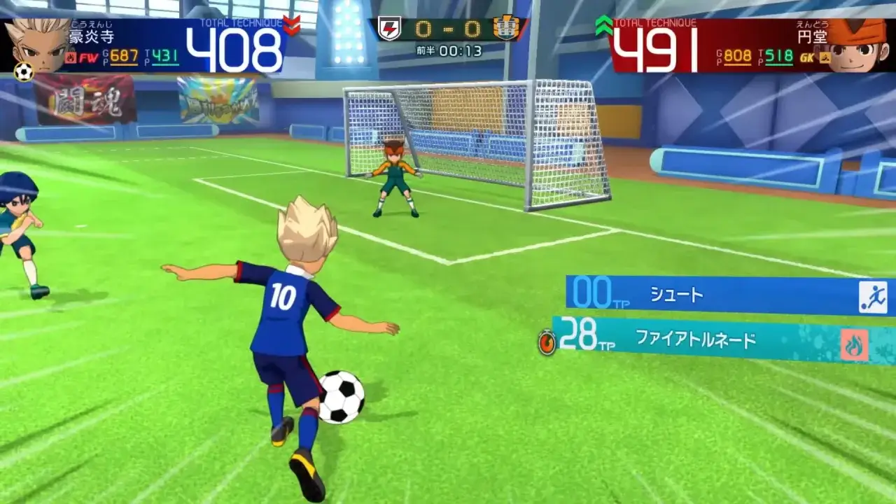 Jugadores de Inazuma Eleven Heroes Victory Road en un partido. El número 10 se prepara para disparar.
