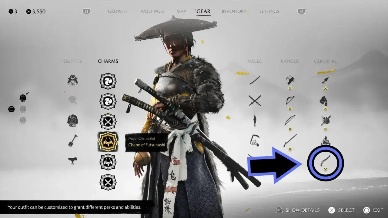 En la pantalla de equipo de Ghost of Tsushima, se muestra un personaje con armadura y espadas. El jugador está seleccionando un arma de fuego, como parte de una guía.