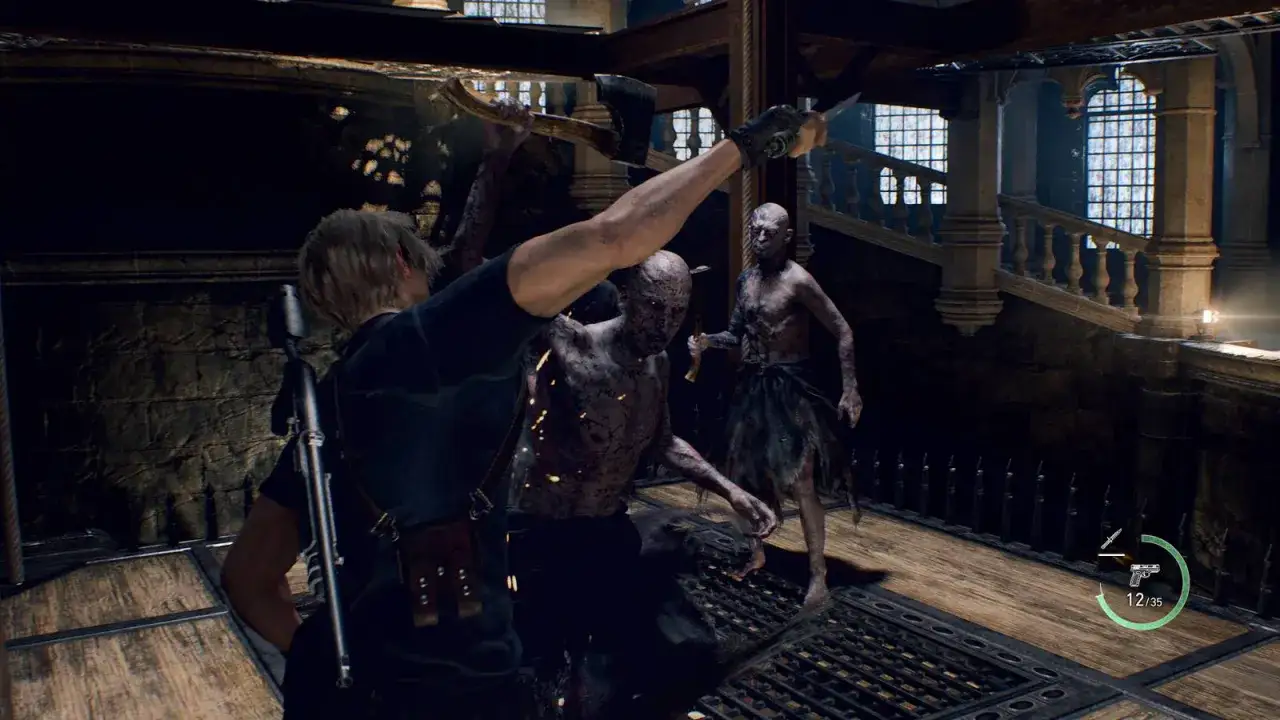 Leon S. Kennedy se defiende de enemigos mutados en una mansión, una escena intensa del resident evil 4 remake.
