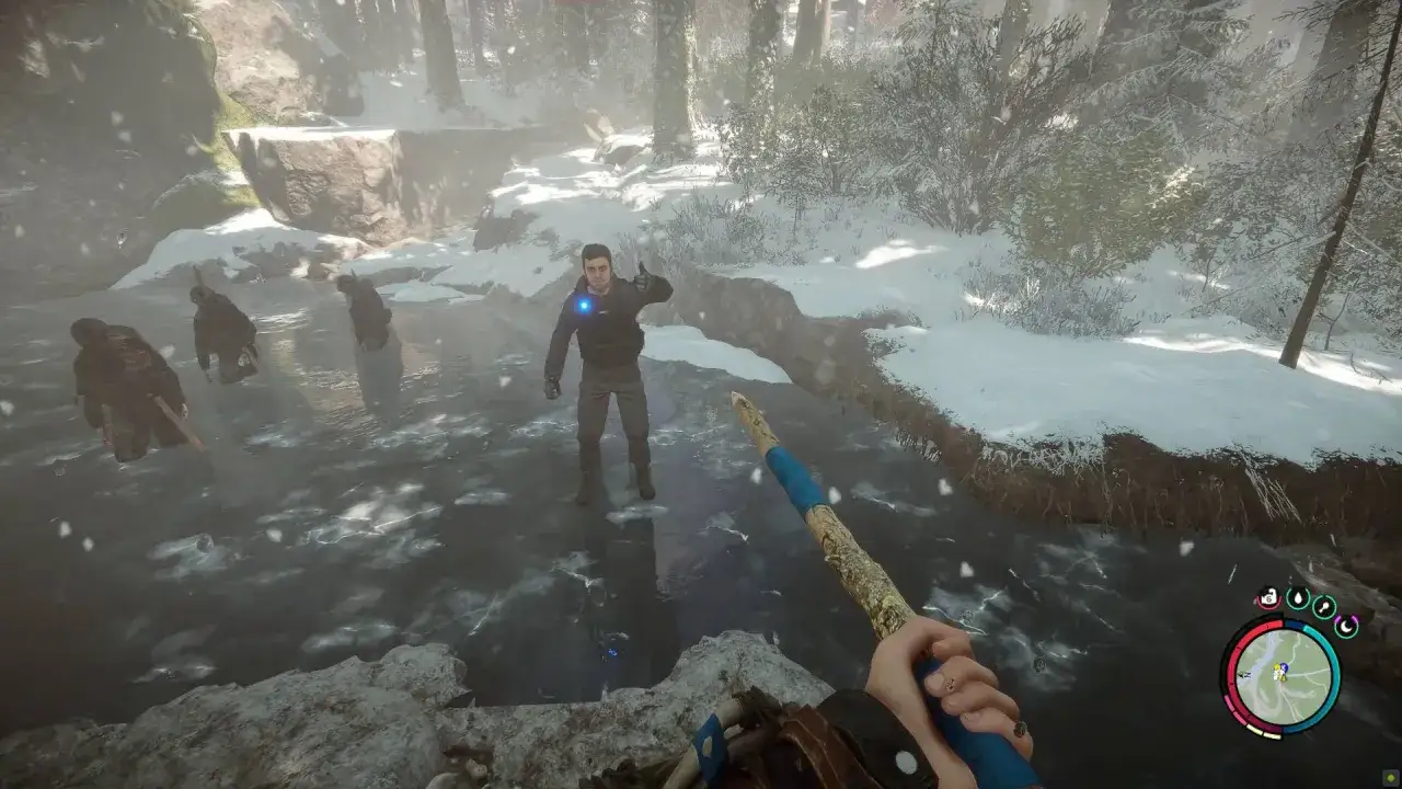 Un personaje en Sons of the Forest PS5 se enfrenta a mutantes en un río helado.