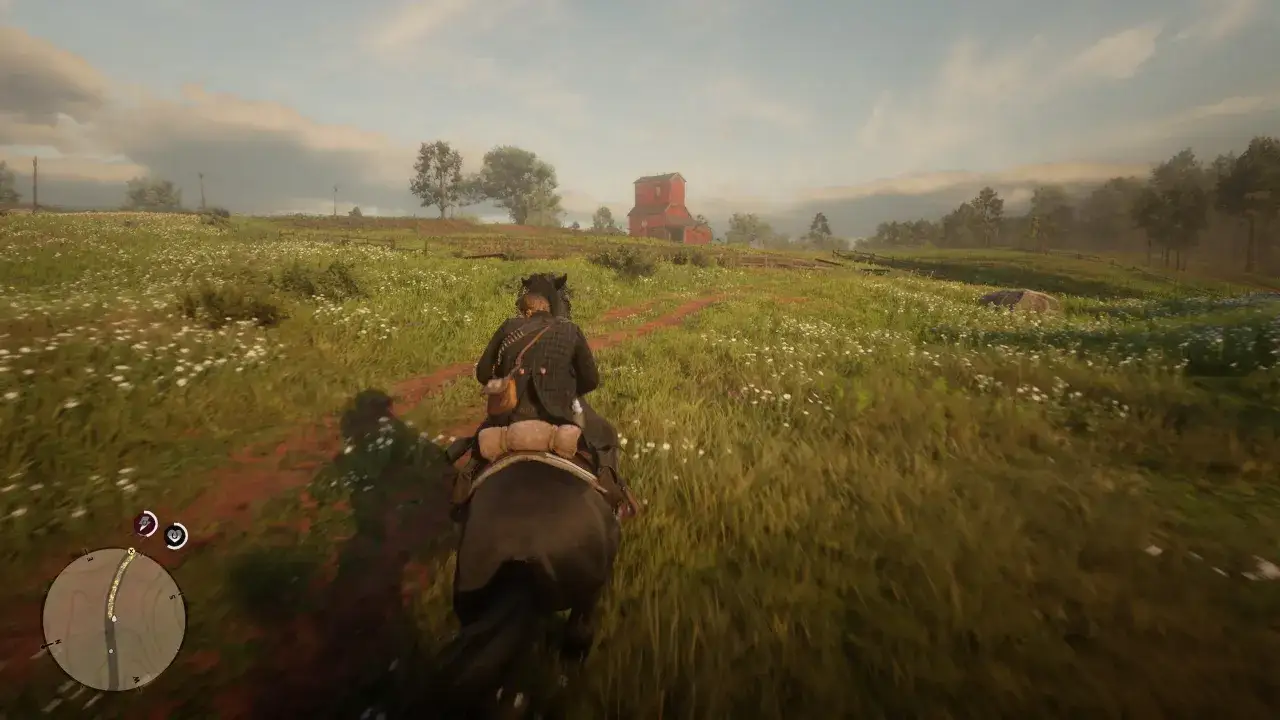 Un jinete cabalga por un campo florido hacia una granja roja. ¿Cuánto dura Red Dead Redemption 2? ¡Mucho!