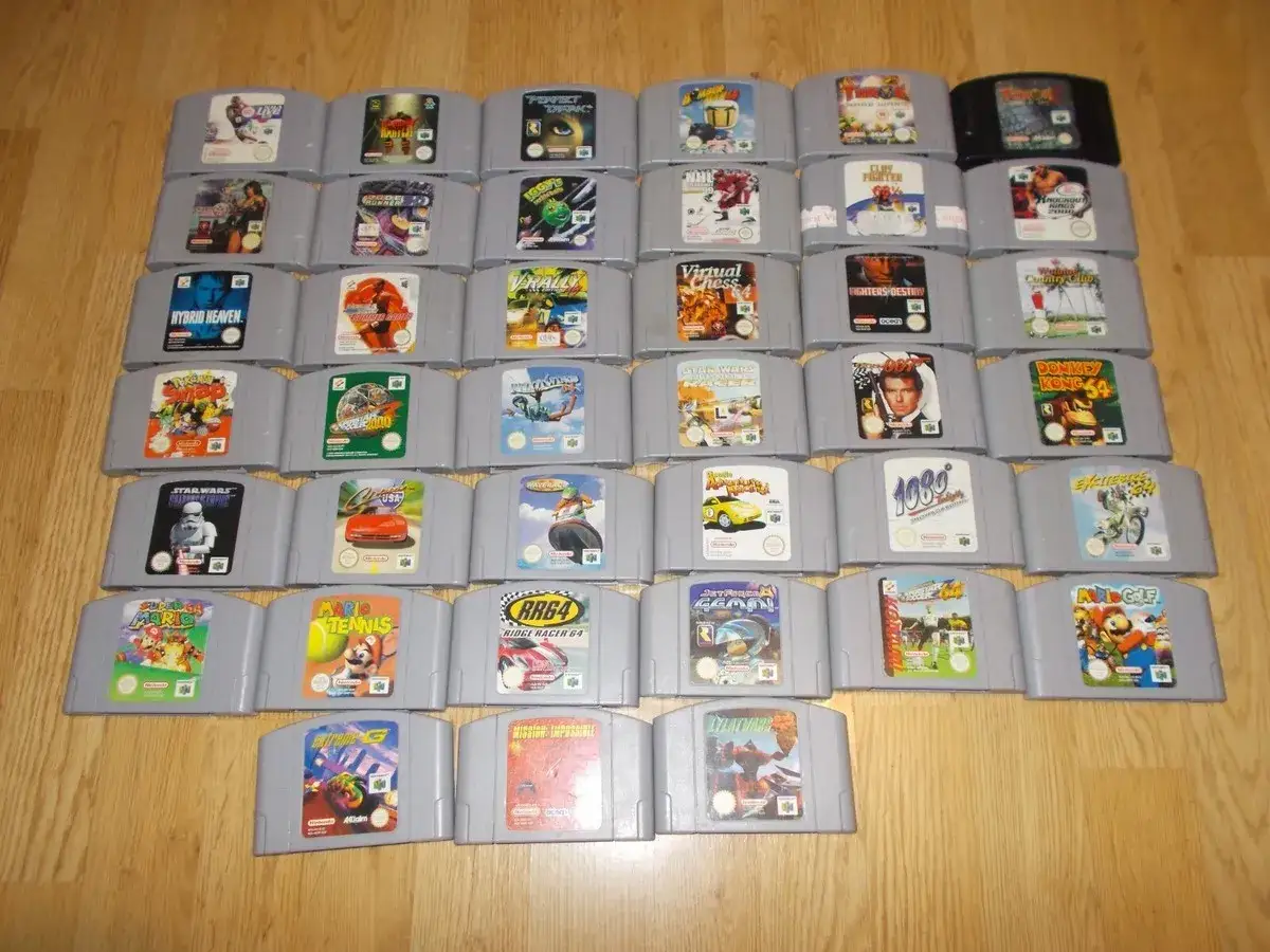 Colección de cartuchos de los mejores juegos Nintendo 64, incluyendo Super Mario 64, Mario Tennis y Donkey Kong 64, listos para jugar.