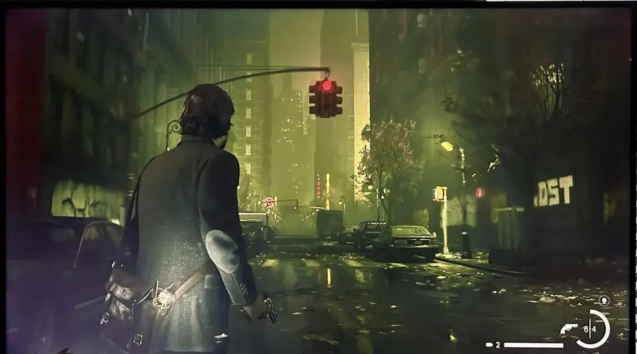 Alan Wake 2: un análisis de la atmósfera opresiva y la narrativa enigmática. El protagonista, Alan Wake, se adentra en una ciudad oscura y lluviosa, enfrentando peligros desconocidos.