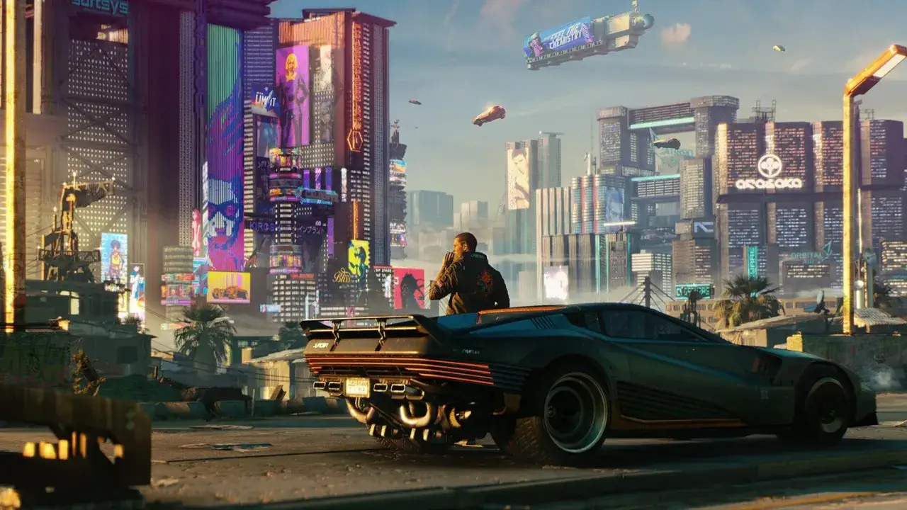 Un hombre mira la ciudad de Cyberpunk 2077 desde su coche deportivo. Rascacielos futuristas y luces de ne&oacute;n dominan el paisaje.