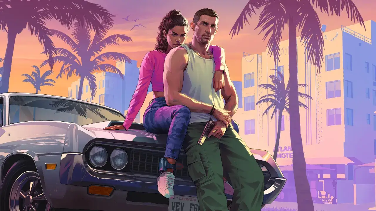 Pareja posando en un coche clásico, palmeras y edificios estilo Art Déco al atardecer. La espera por la gta 6 release date se hace larga.