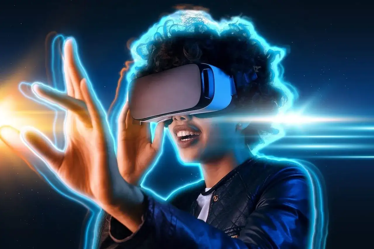 Mujer con gafas de RV interactuando con un mundo virtual brillante, experimentando los mejores juegos vr.