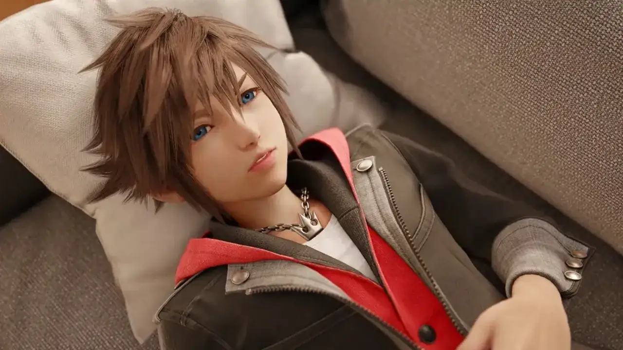Sora, protagonista de Kingdom Hearts IV, descansa en un sofá, con su icónico collar de corona visible.