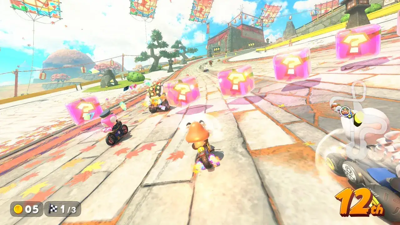 Personajes de Mario Kart 9 compiten en una pista colorida, esquivando cajas de objetos.