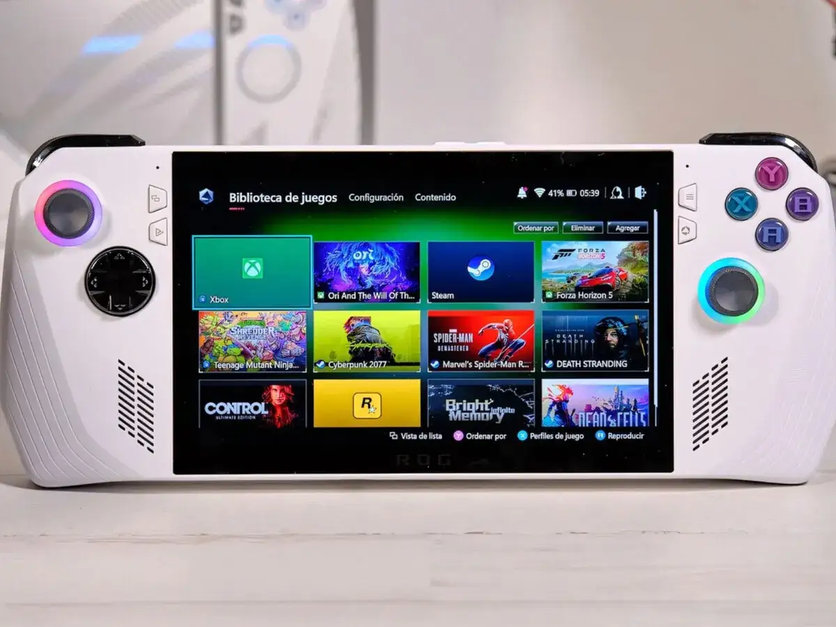 Consola blanca con pantalla mostrando juegos, similar a un Steam Deck 2.