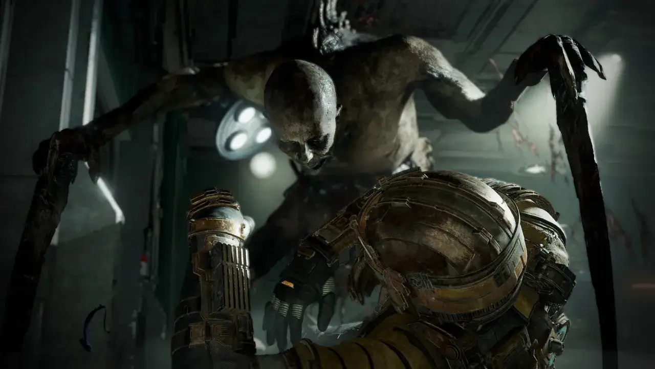 Un necromorfo ataca a Isaac Clarke en el remake de Dead Space.
