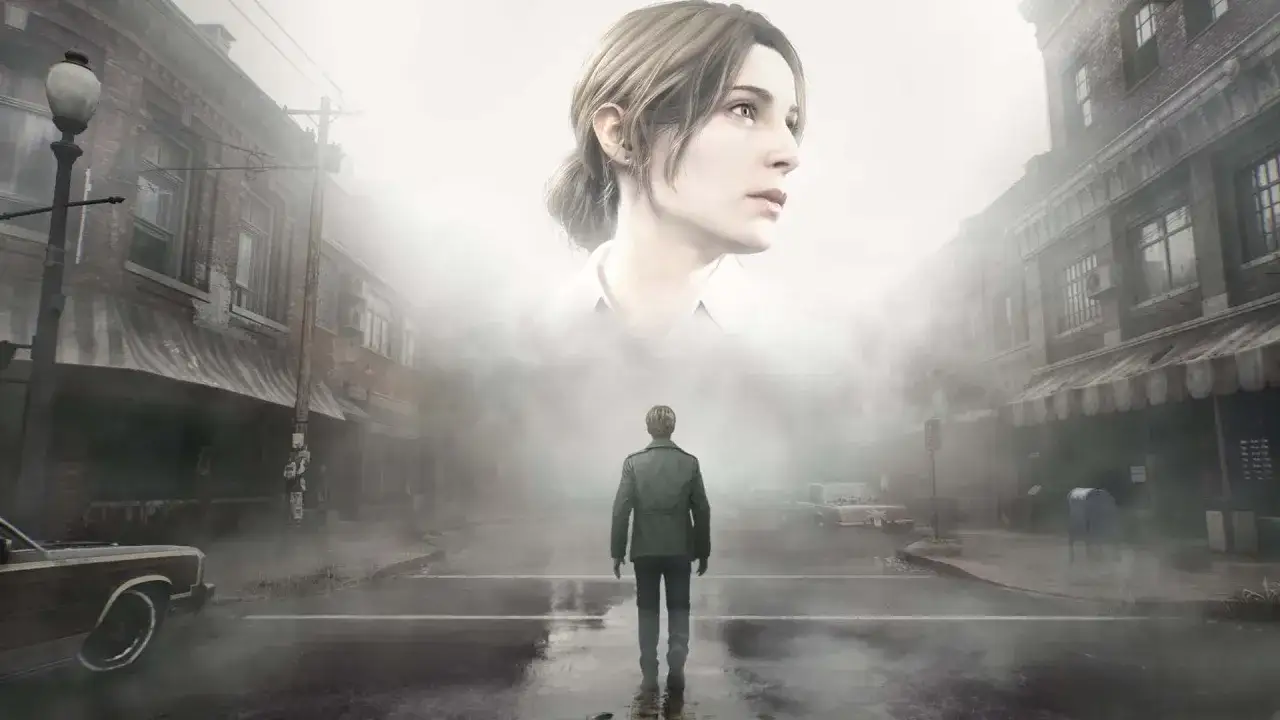 Un hombre solitario se enfrenta a una niebla densa en una calle desierta, mientras la imponente figura de una mujer lo observa desde arriba. Es la atmósfera del Silent Hill 1 remake.