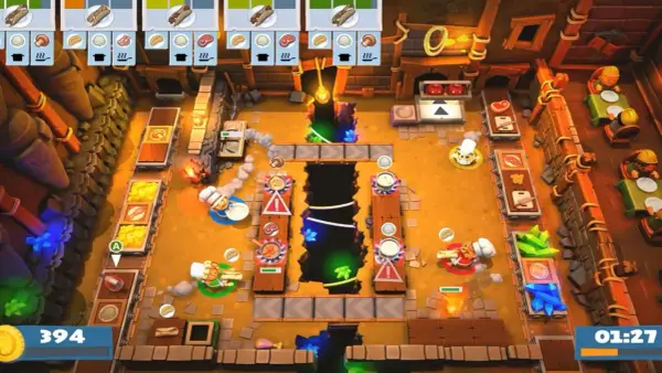 Escena de un juego de cocina para Nintendo Switch. Chefs preparan comida en una cocina caótica con cintas transportadoras y un agujero en el centro.