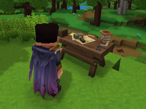 Personaje con capa morada se acerca a una mesa de crafteo en un bosque, lista para crear.